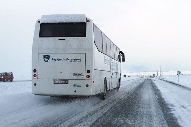 Hjólbarði datt undan rútu og skall á bíl