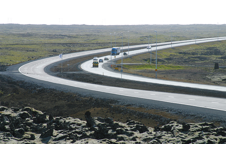 Ölvuð og steinsofandi undir stýri í Kúagerði