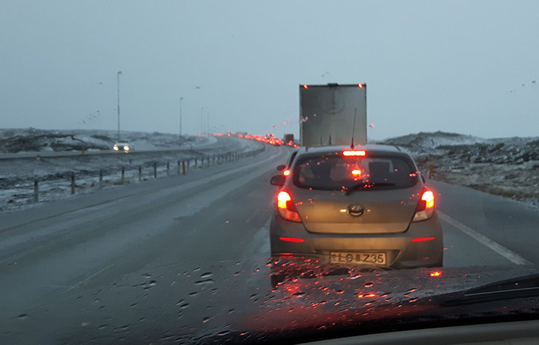 Ók utan í vegrið á Reykjanesbraut