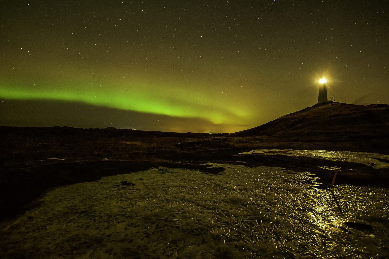 Tveir sterkir skjálftar skammt undan Reykjanesi