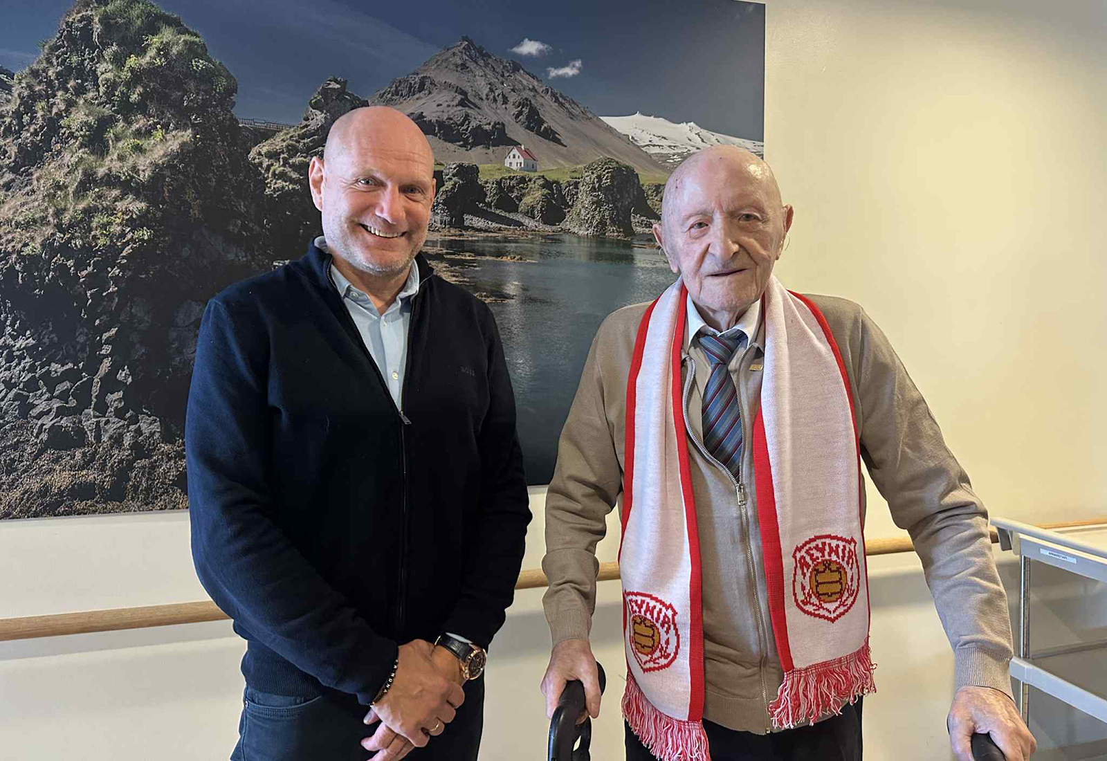 Sveinn Pálsson sæmdur gullmerki KSÍ á 90 ára afmælisdegi Reynis