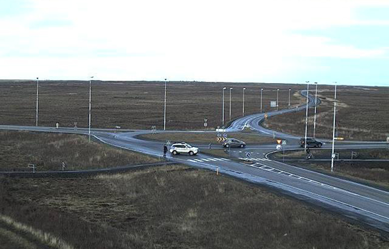 Reykjanesbraut lokuð vegna umferðarslyss