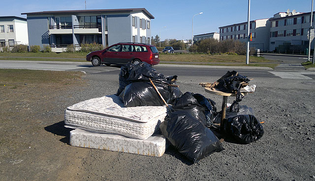  Losaði sig við ruslið við Reykjaneshöllina