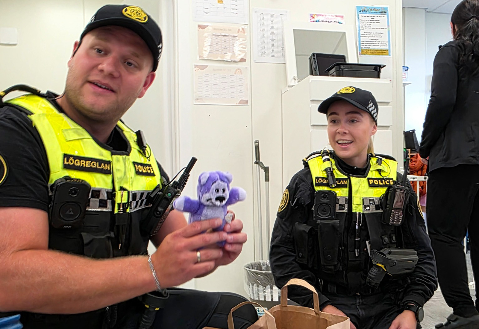 Blær bangsi kom í Stapaleikskóla með samfélagslögreglunni