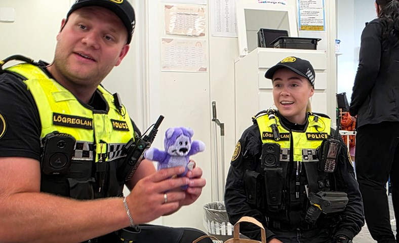 Blær bangsi kom í Stapaleikskóla með samfélagslögreglunni