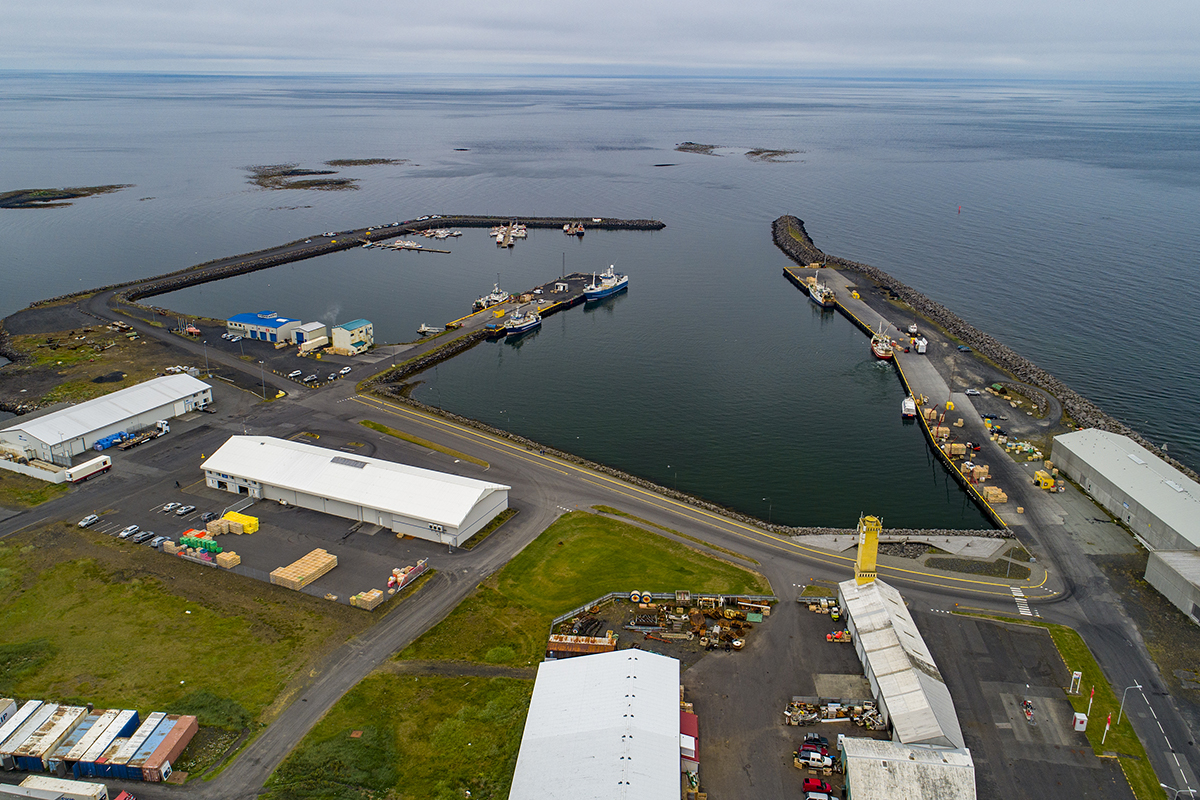 Tjón á flotbryggjum  og styrkja varnargarð