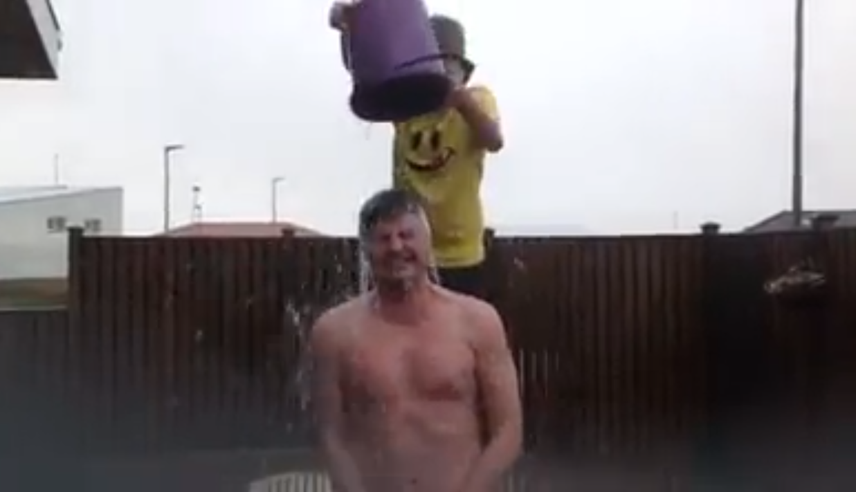 Bæjarstjóri tók ísfötuáskorun