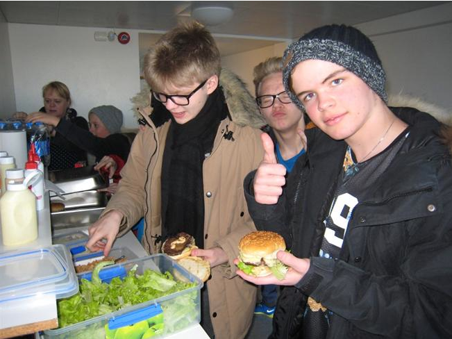 60 manns og 80 hamborgarar