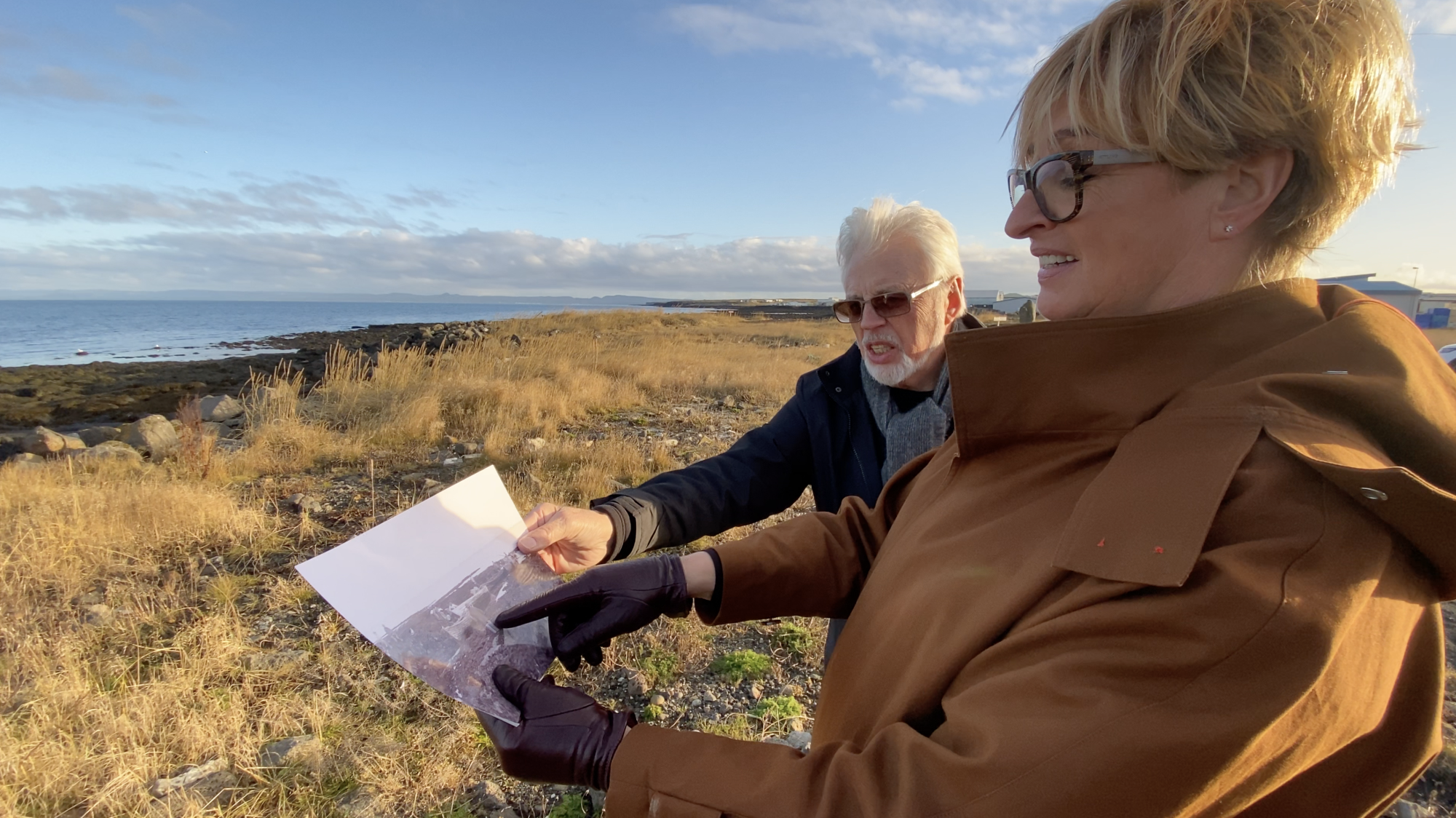 Una og Steinn faðir hennar á fjörukambinum neðan við Sjólist í Garði.