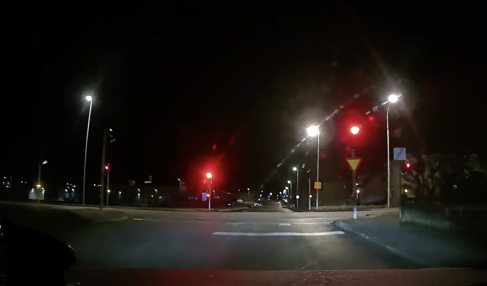 Mátti bíða á rauðu ljósi í fjórar mínútur