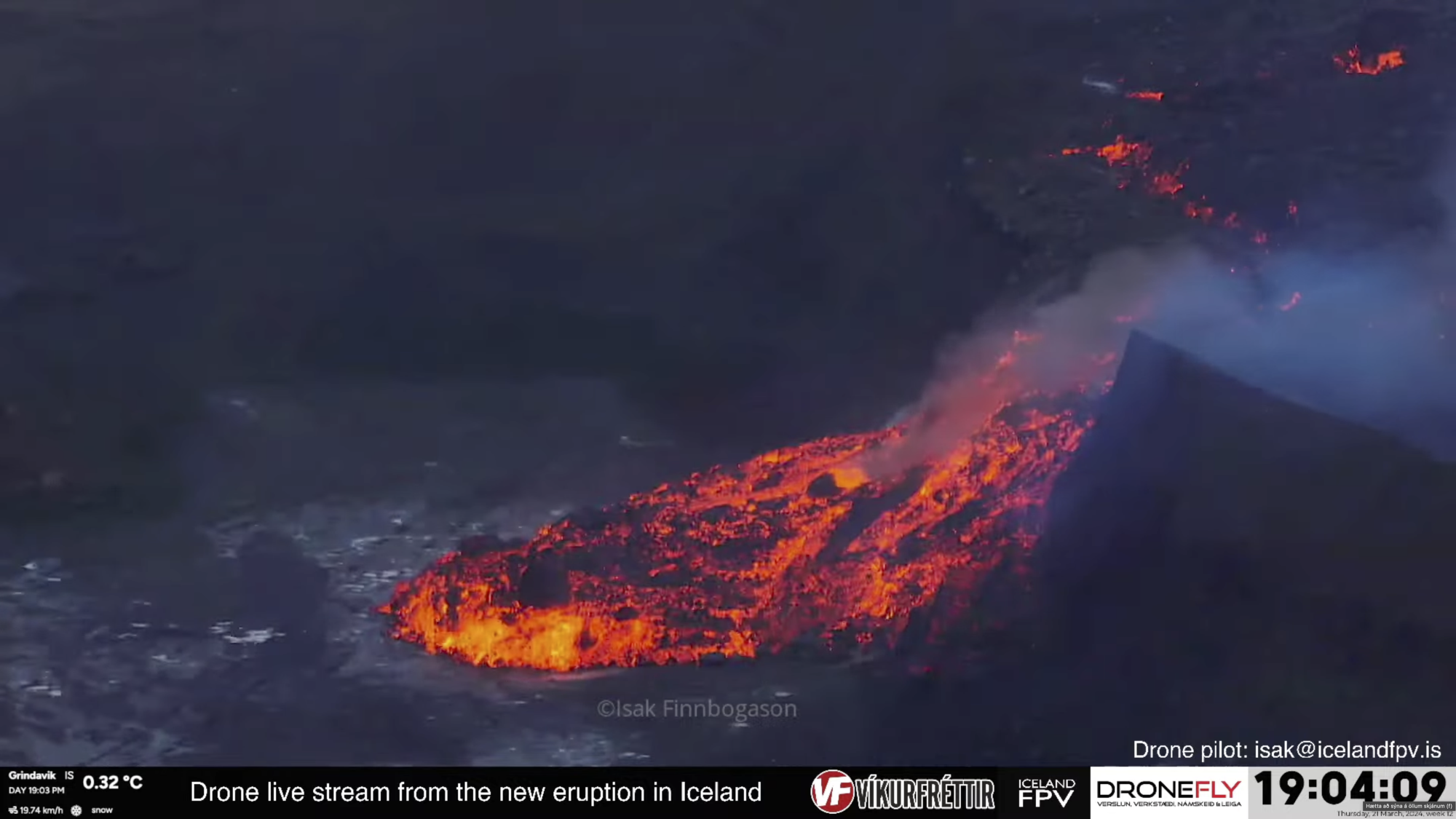 Hraun flæðir í námuna norðan Grindavíkur