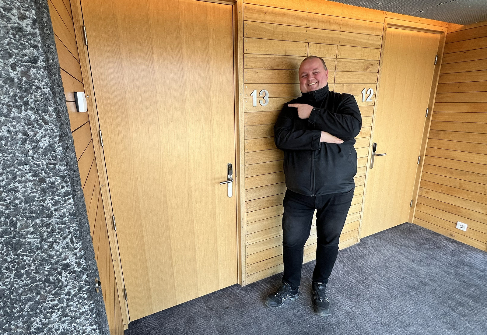 Bíður eftir gosi á herbergi 13