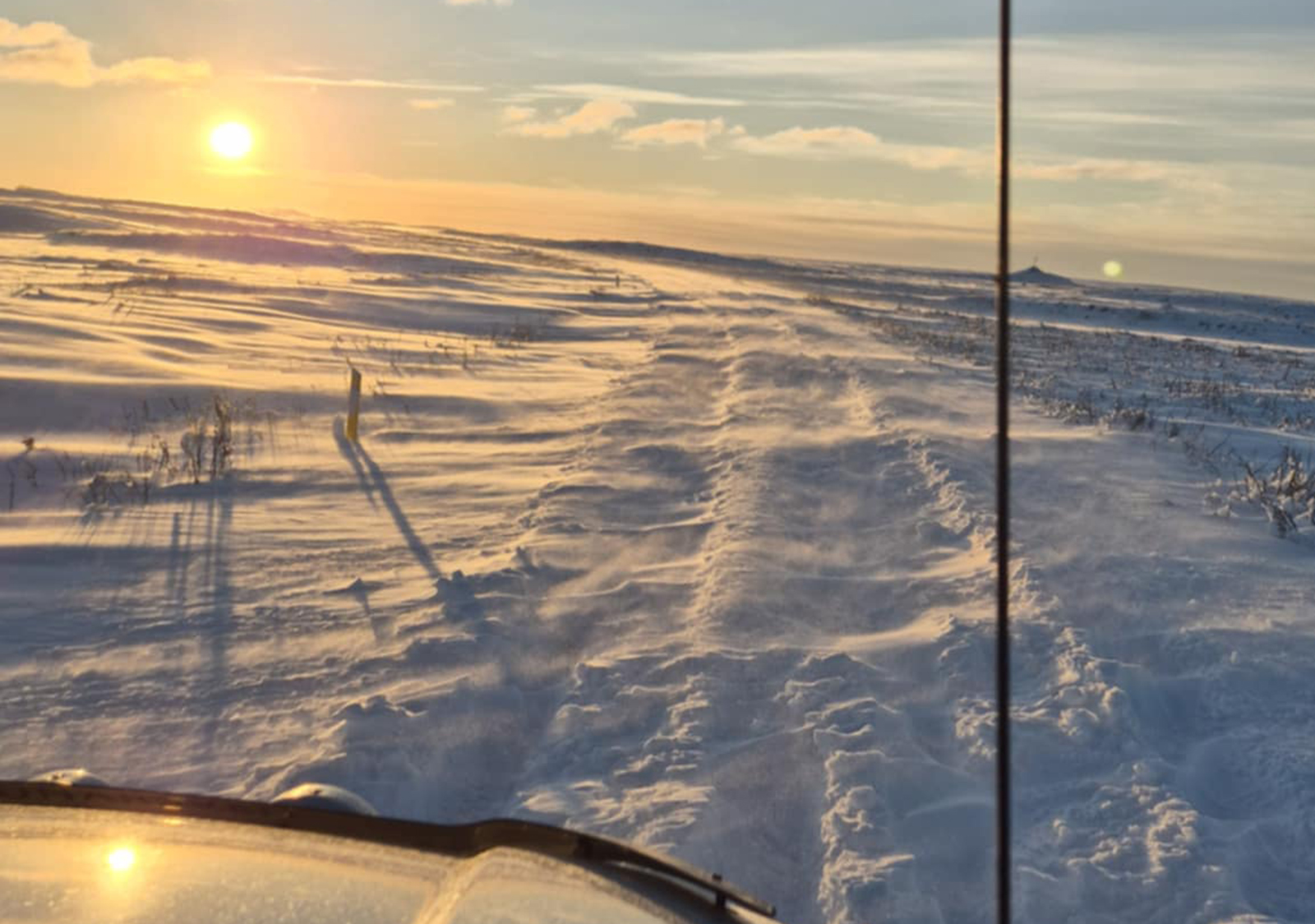 Tugir ökumanna sátu fastir í skafrenningi milli Sandgerðis og Keflavíkur í morgun