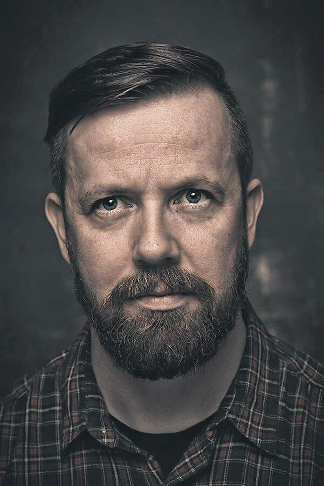 Mannaskít kastað í lögreglumann