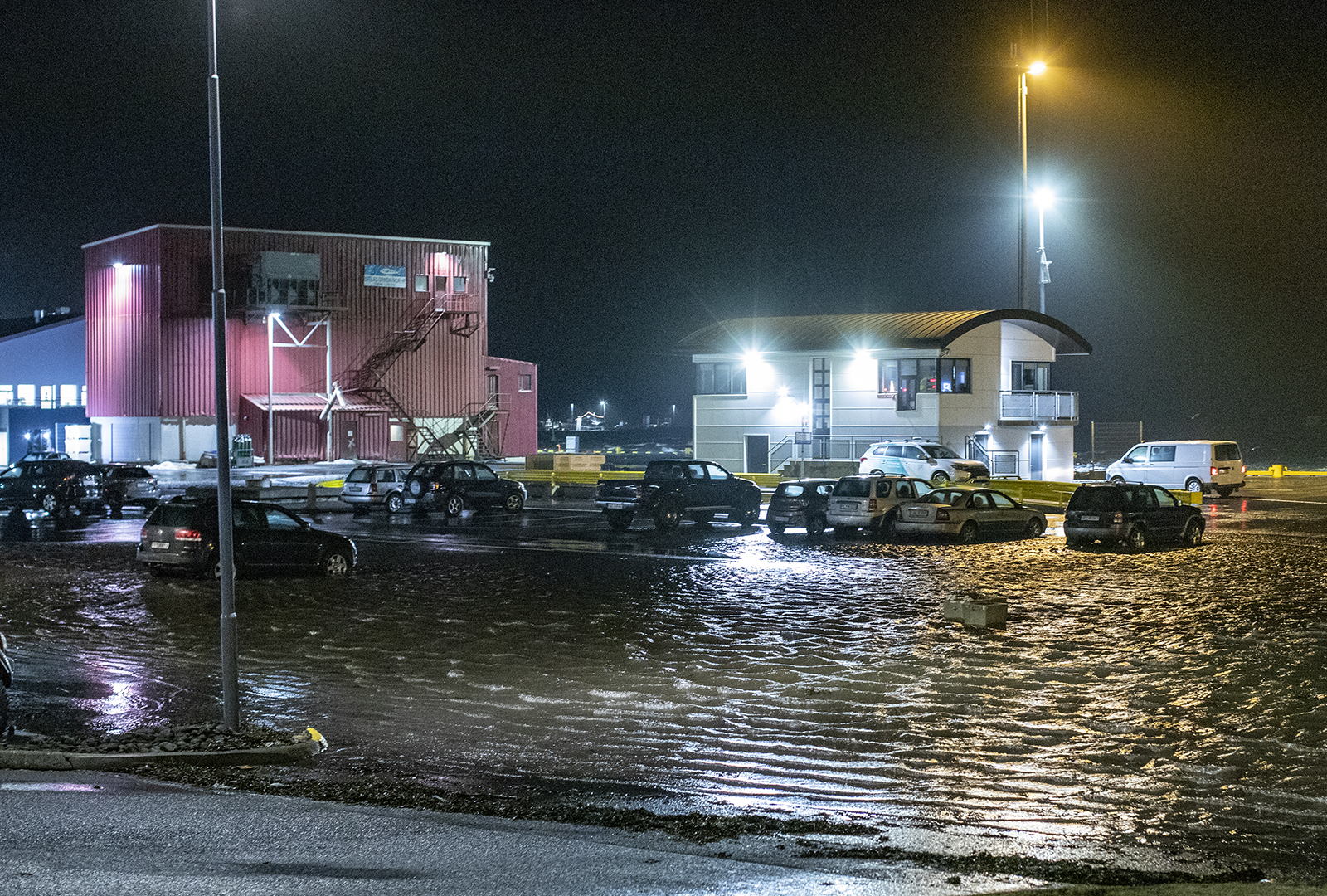 Sjór flæddi inn í frystihús Vísis í Grindavík