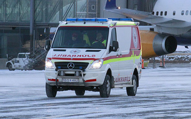 Lent með veika farþega á Keflavíkurflugvelli