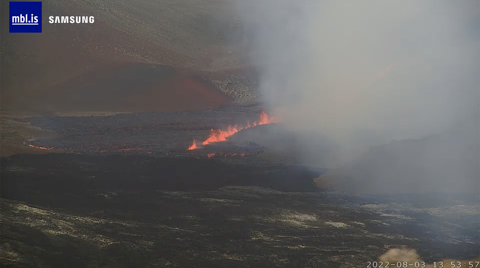 Eldgos hafið á ný