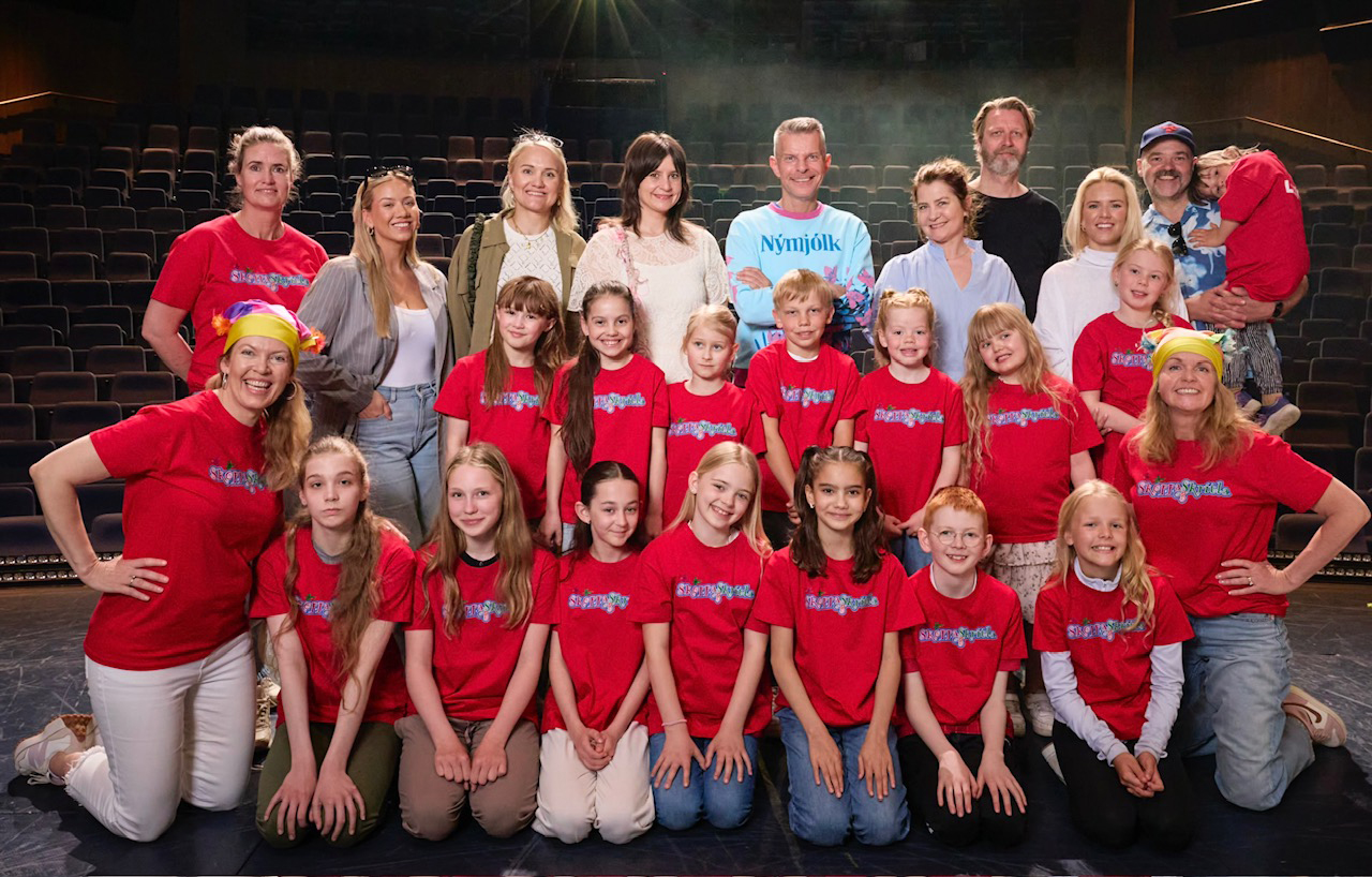 Átta börn úr Reykjanesbæ í Jólapartíi Skoppu og Skrítlu í Borgarleikhúsinu
