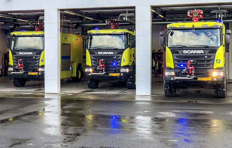 Lentu með sprungna framrúðu á Keflavíkurflugvelli