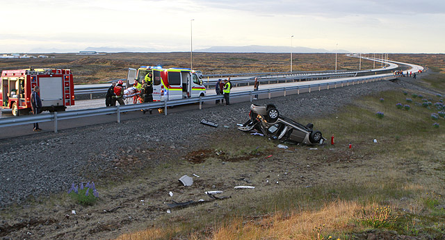 Alvarlegt umferðarslys á Reykjanesbraut - allir sjúkrabílarnir í útkallið