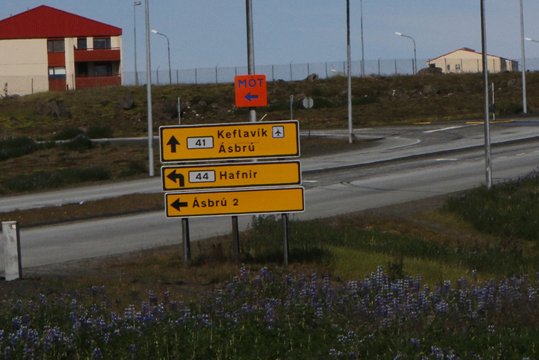 Flutningabíll og mótorhjól í árekstri á Reykjanesbraut