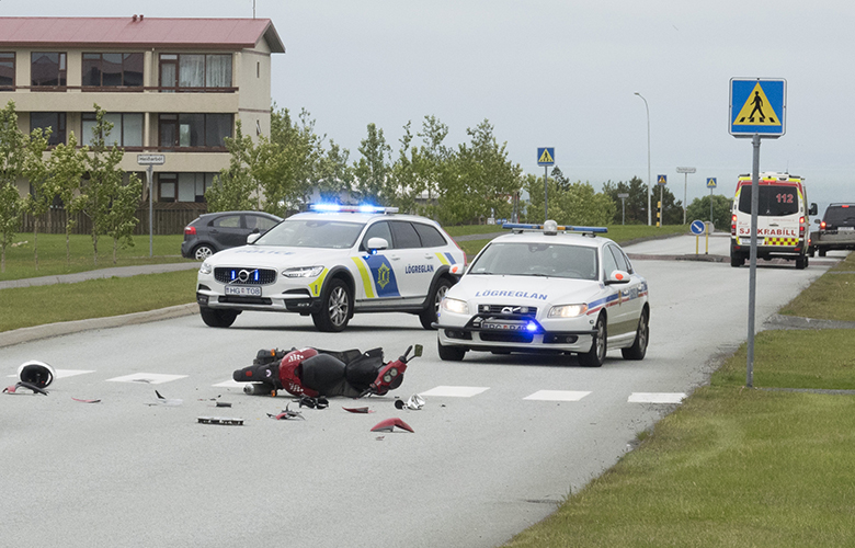 Stillti útvarpið og ók á ljósastaur
