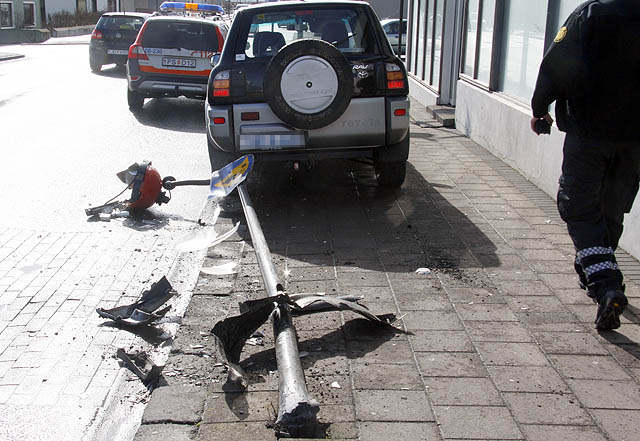 Keyrði niður ljósastaur við Hafnargötu