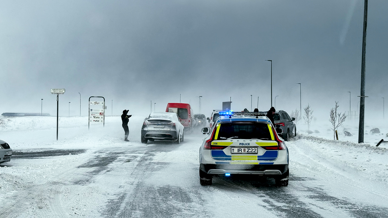 Reykjanesbraut lokað vestan Fitja