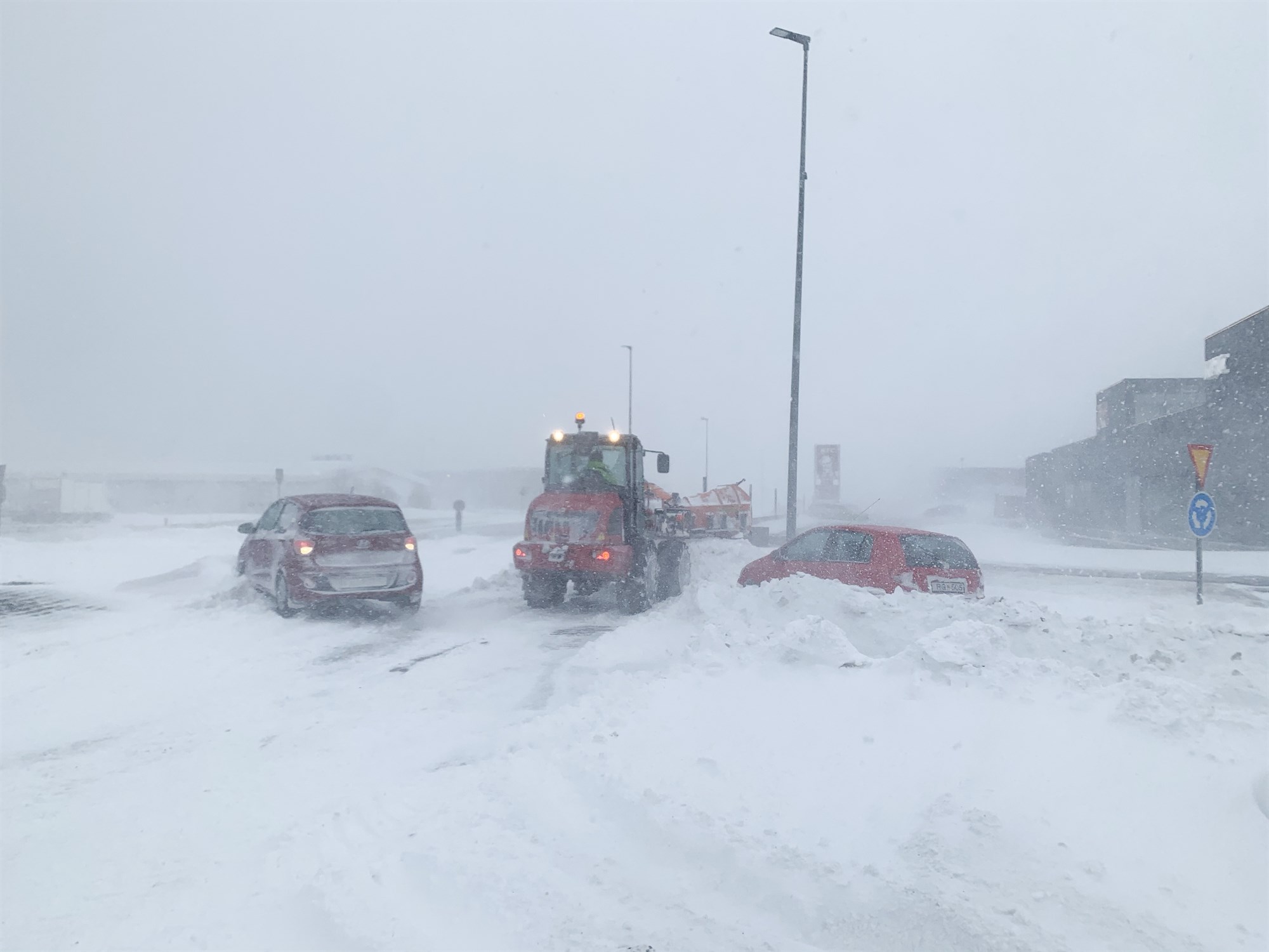 Erfið færð í Reykjanesbæ - verið heima!