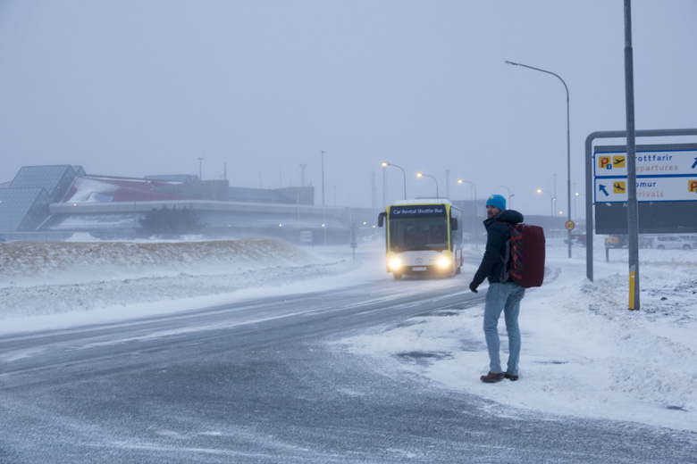 Ófærð í efri byggðum - 16 flugferðum aflýst - myndir