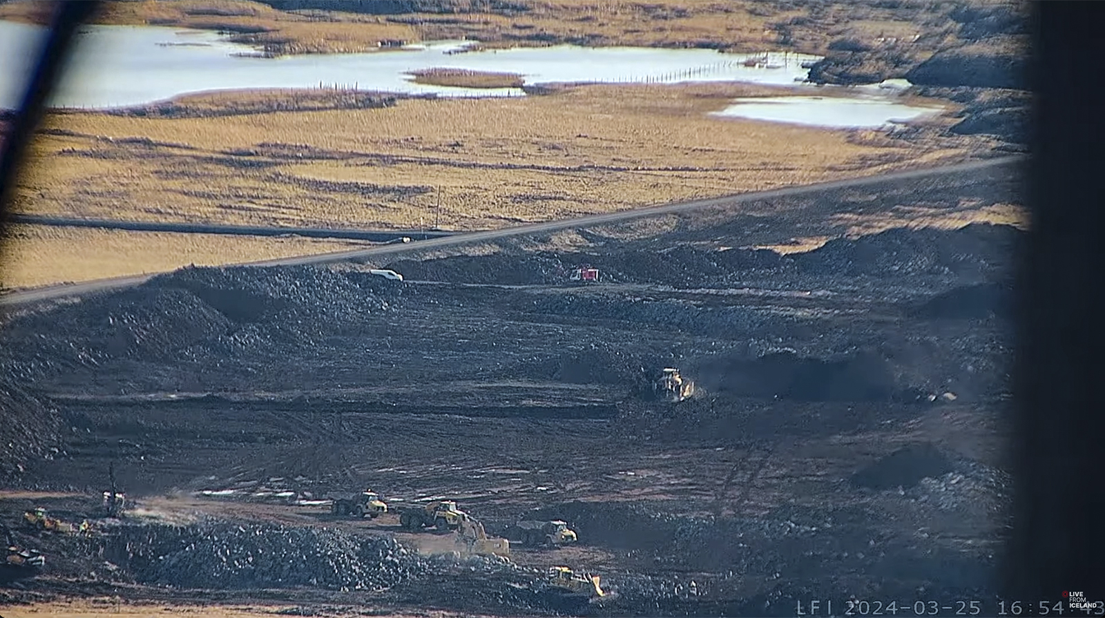 Sprengja haft vestan Grindavíkur til að auðvelda hraunrennsli