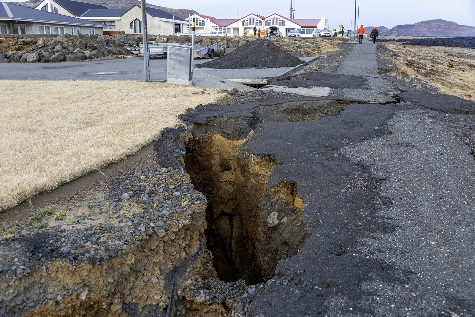 Björgunarsveitarmaður hafnaði í sprungu á göngustíg í Grindavík