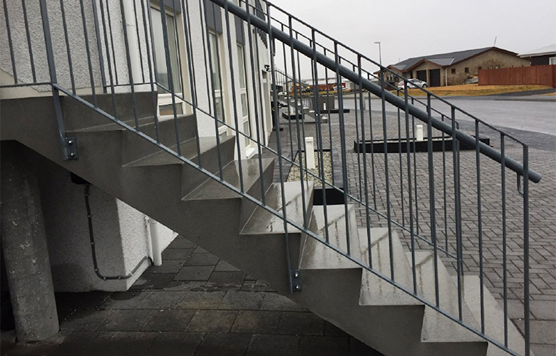 Leita að stigahandriðum sem töpuðust við Vogaafleggjara