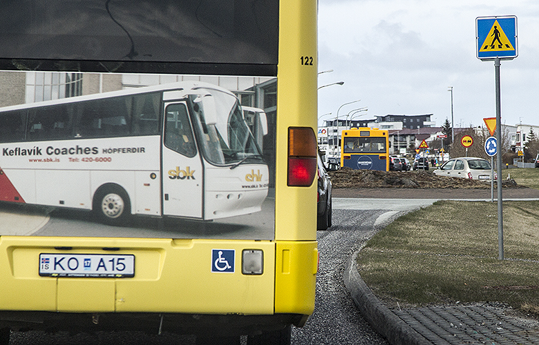 Tekinn með 50 fölsuð íslensk strætókort