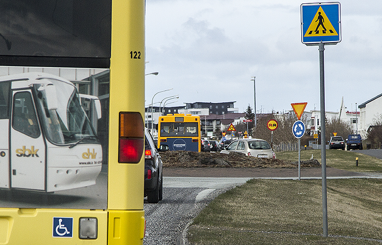 Gekk í veg fyrir strætisvagn og slasaðist