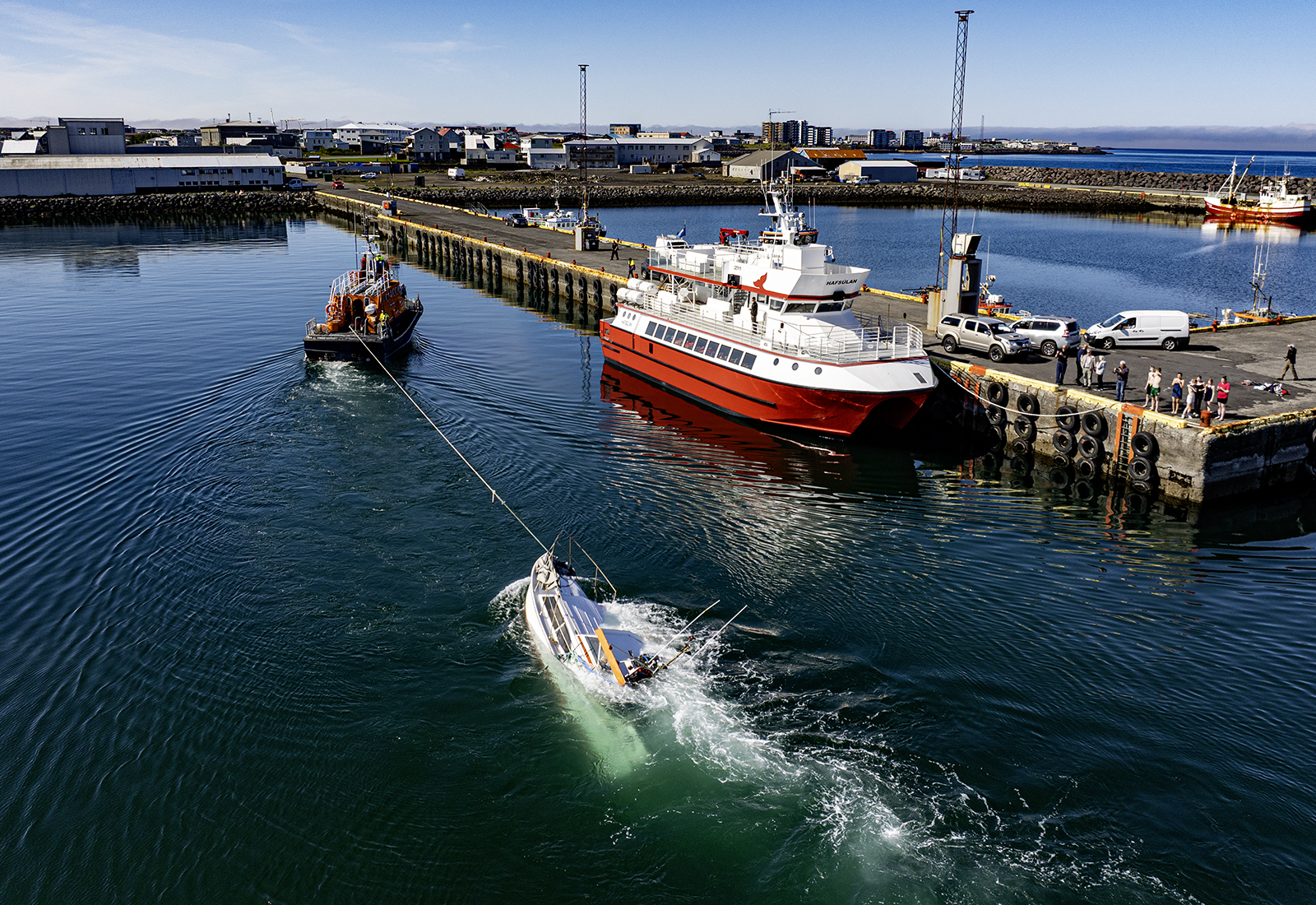Komið með sokkinn strandveiðibát til Njarðvíkur
