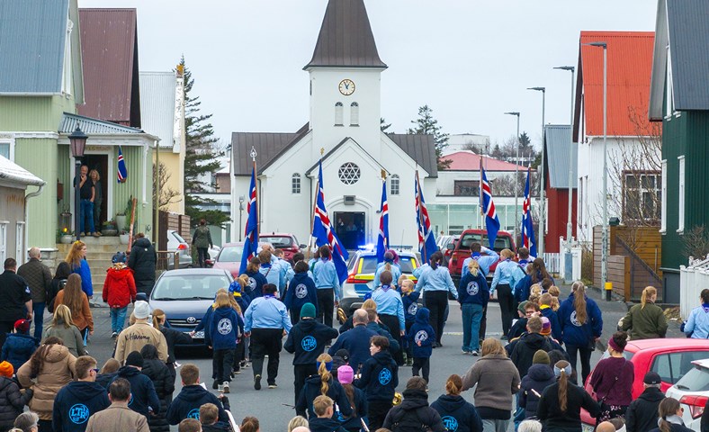 Sumri fagnað með fánum og lúðrablæstri