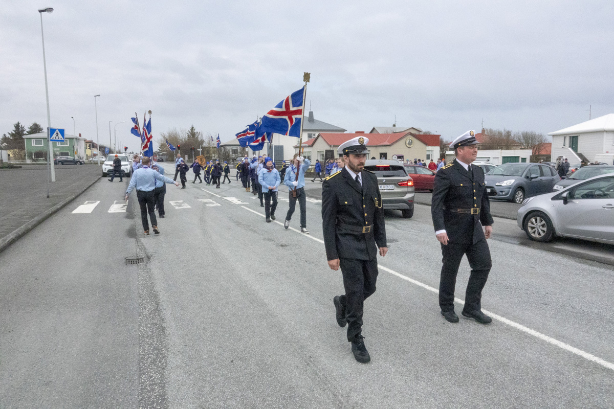 Skátar gengu inn í sumarið með löggu og lúðrasveit