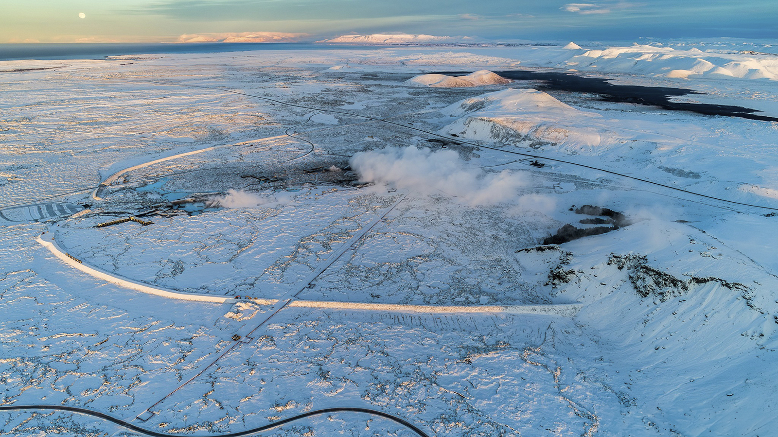 Bláa lónið opnar en ganga að eldgosinu er bönnuð