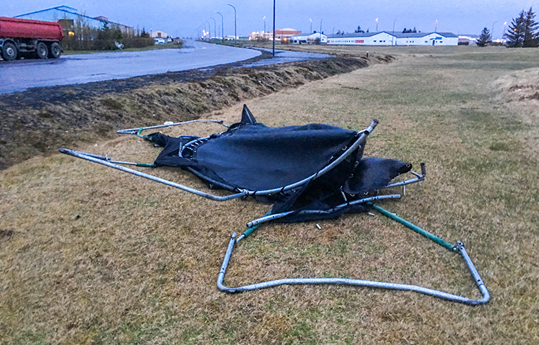 Trampolín fauk á tvo bíla og skemmdi þá