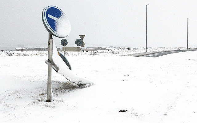 Ölvaður ók á umferðarskilti