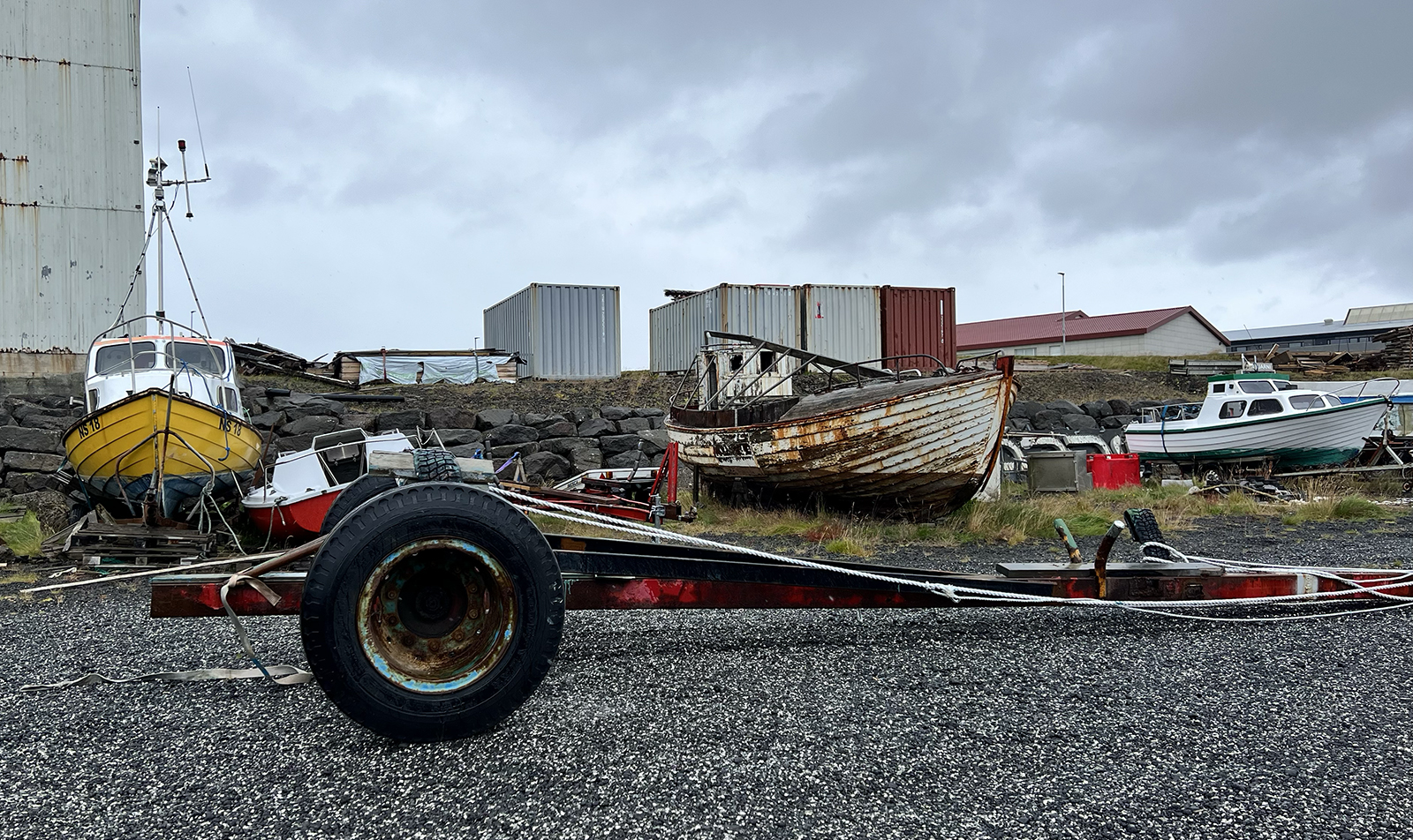 Bátum og kerrum á uppsáturssvæði í Gróf verður fargað