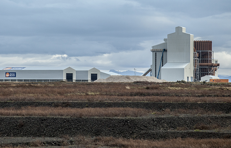 Óhreinsaður reykur úr kísilveri ástæða lyktar