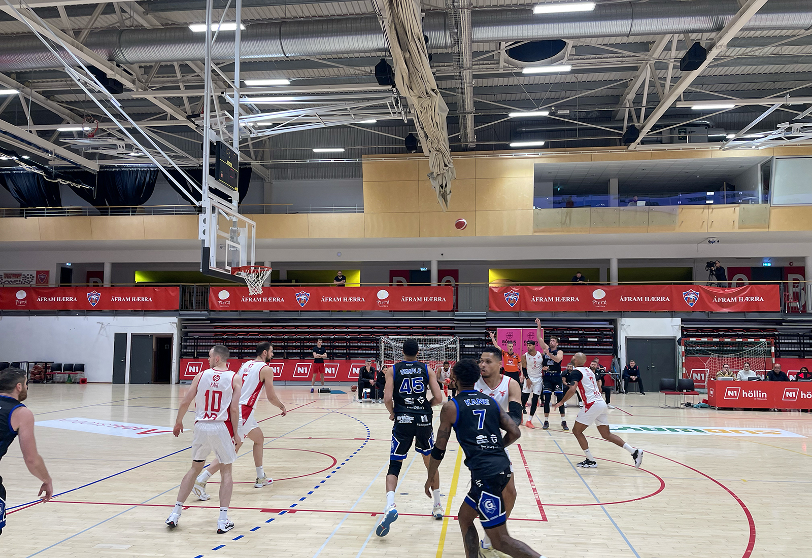 Öruggur sigur ósigraðra Grindvíkinga gegn Val að Hlíðarenda