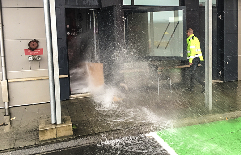 Talsvert tjón í vatnsflóði á Fitjum