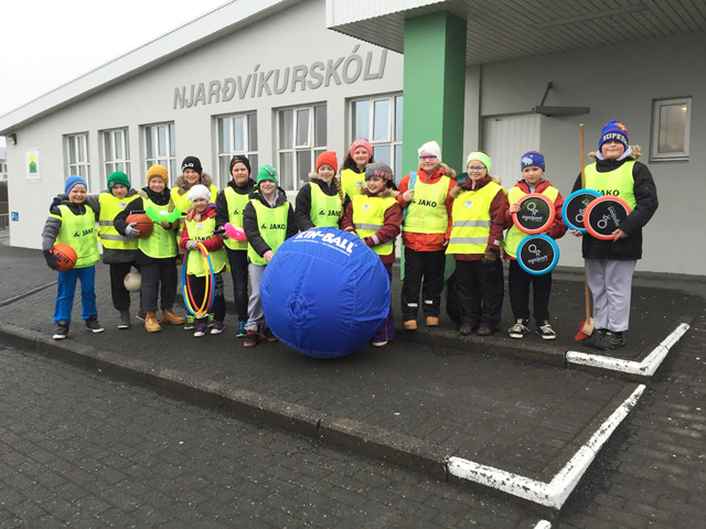 Vinaliðar gera frímínútur skemmtilegri í Njarðvíkurskóla