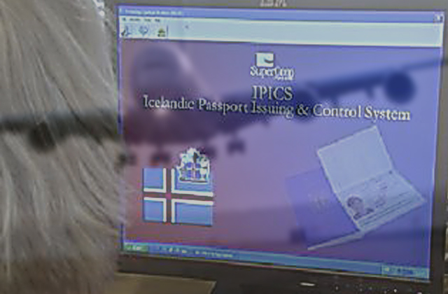 Framvísaði fölsuðu vegabréfi