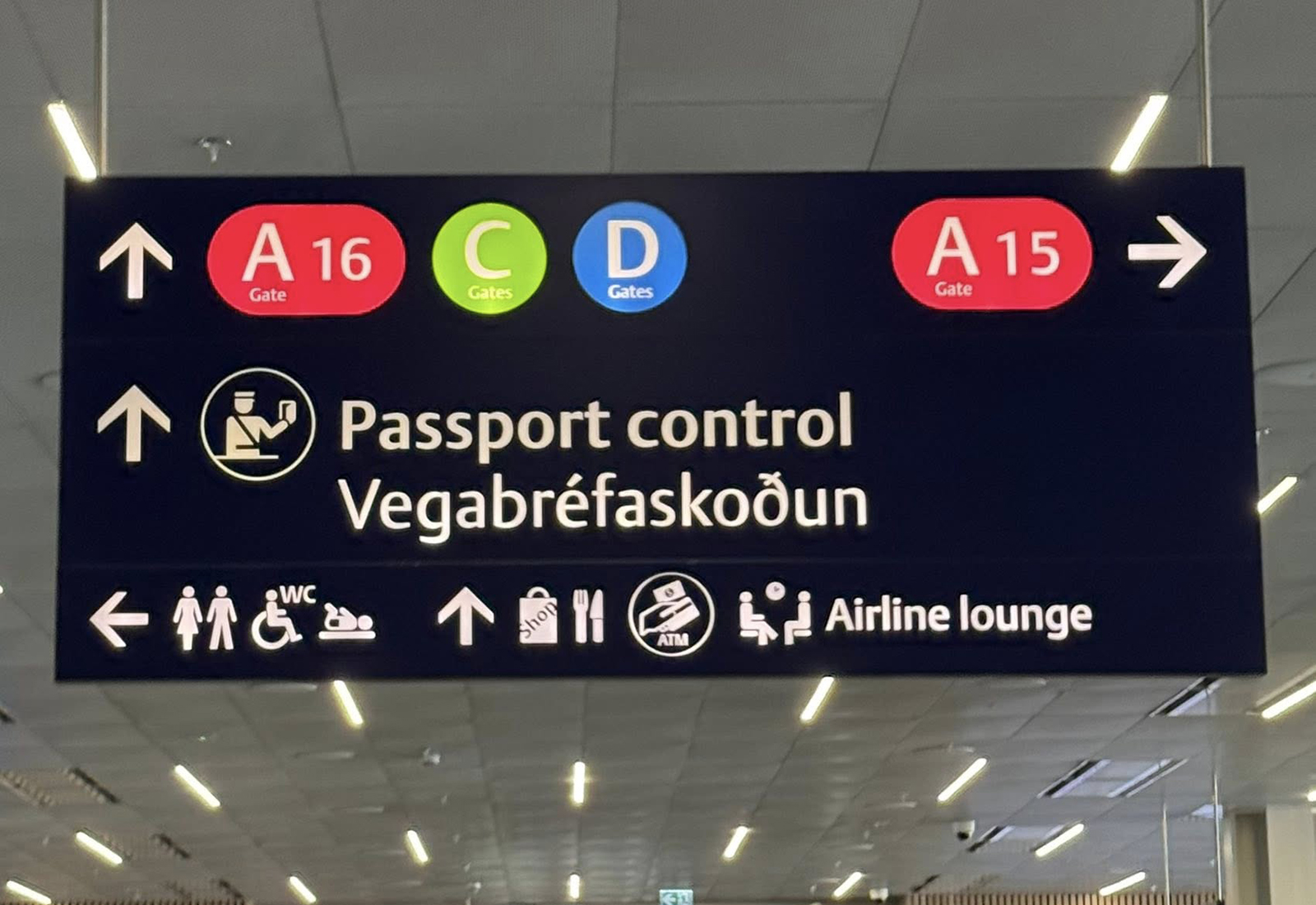 Snúið við í flugstöðinni og send úr landi