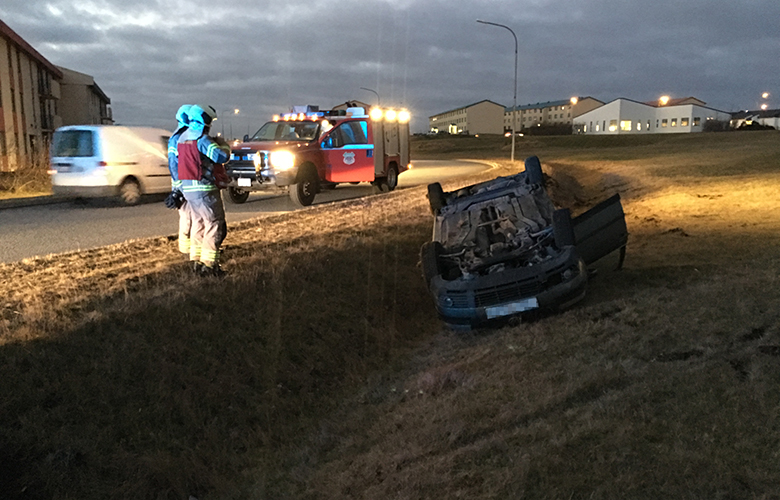 Valt ofan í skurð eftir að hemlar biluðu