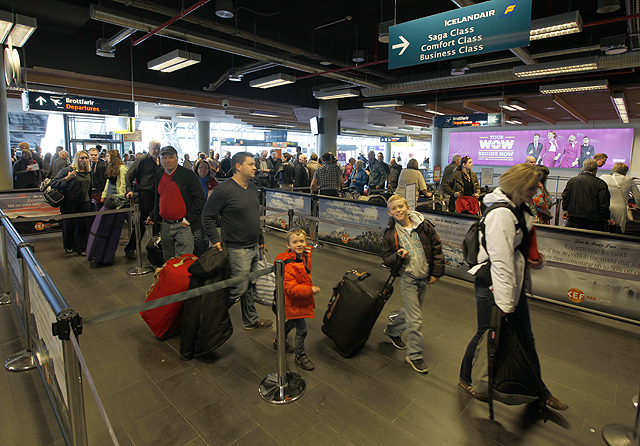 Langar raðir í flugstöðinni